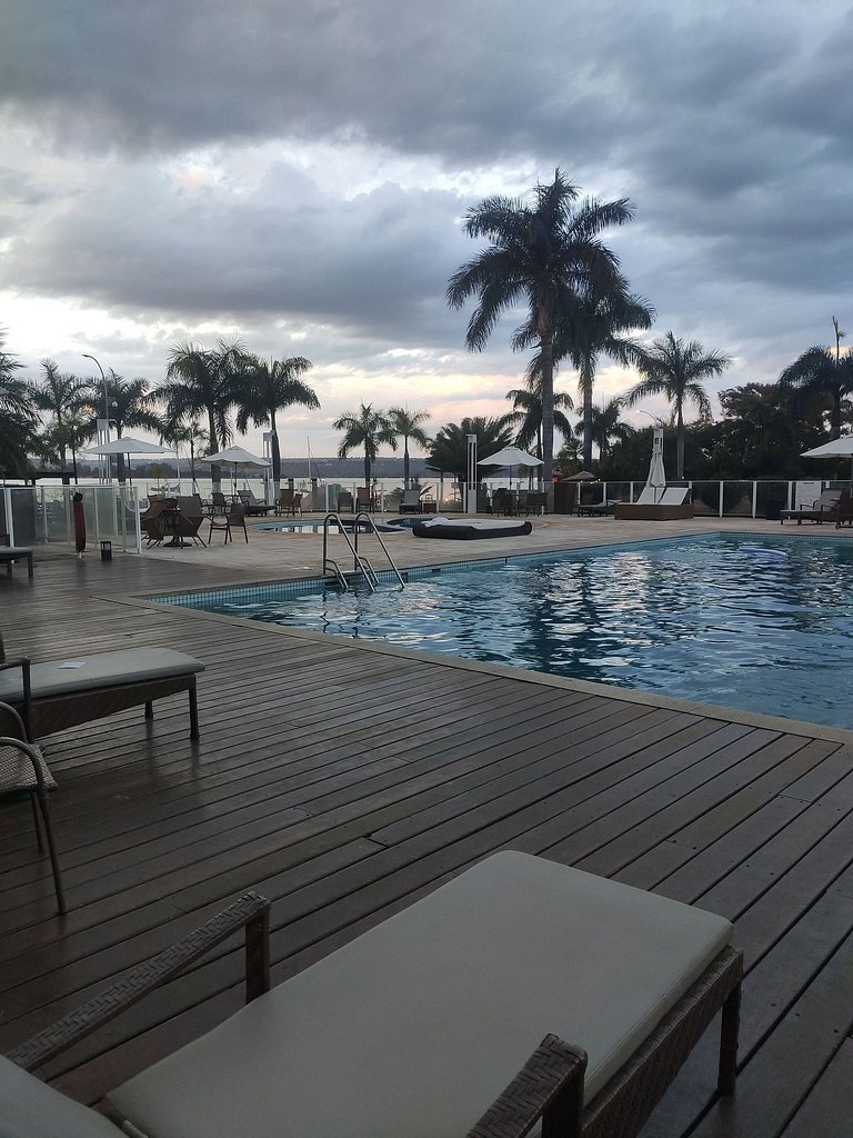 Life 210 Apto em resort à beira lago