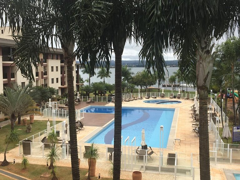 Life 209 Apto em resort beira lago com TV Smart