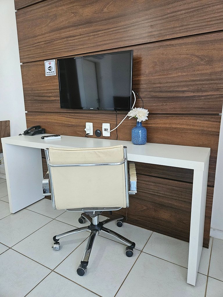 V909 Flat bem espaçoso com varanda vista Esplanada