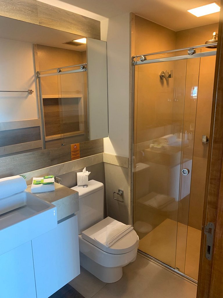 B2003 Flat espaçoso com excelente localização