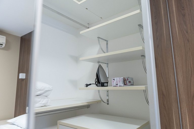 B2003 Flat espaçoso com excelente localização